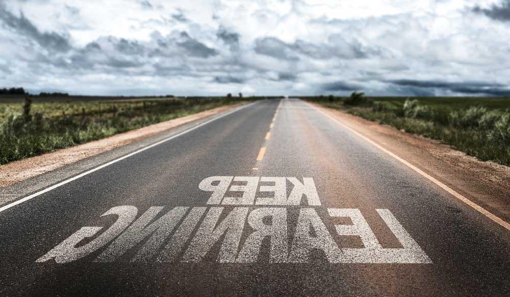 图片上是开阔的道路，上面写着keep learning 